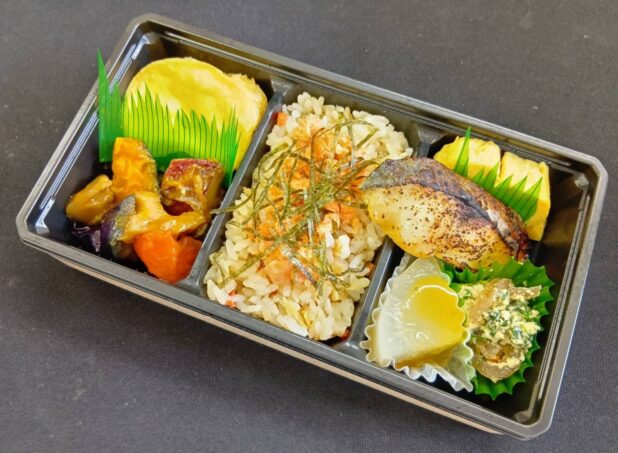 季節ご飯と煮物弁当(生姜と冬野菜のあごだしご飯)